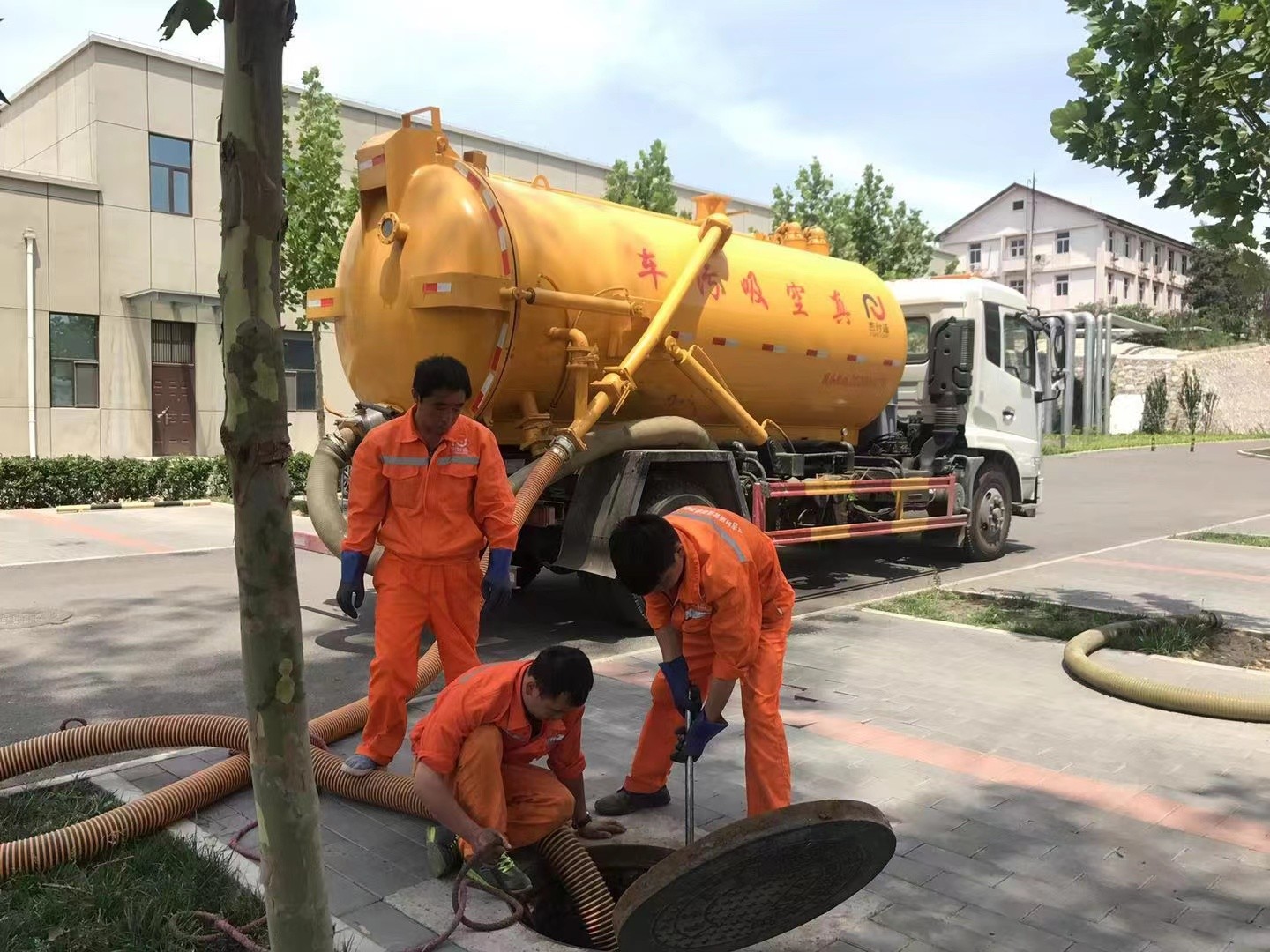 陈场镇化粪池清理与5-8吨吸粪车施工效率分析